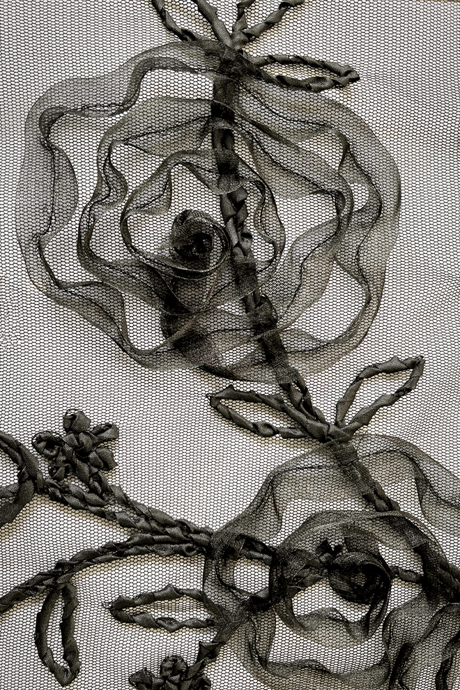 チュール素材へのリボン刺繍